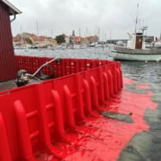 Lang række af Boxwall moduler opstillet ved lystbådehavn