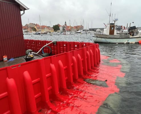 Lang række af Boxwall moduler opstillet ved lystbådehavn