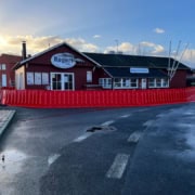 Erhvervsbygning og parkeringsplads sikret mod vandmasser