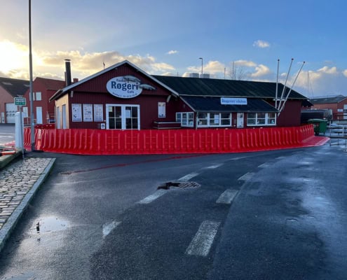 Erhvervsbygning og parkeringsplads sikret mod vandmasser