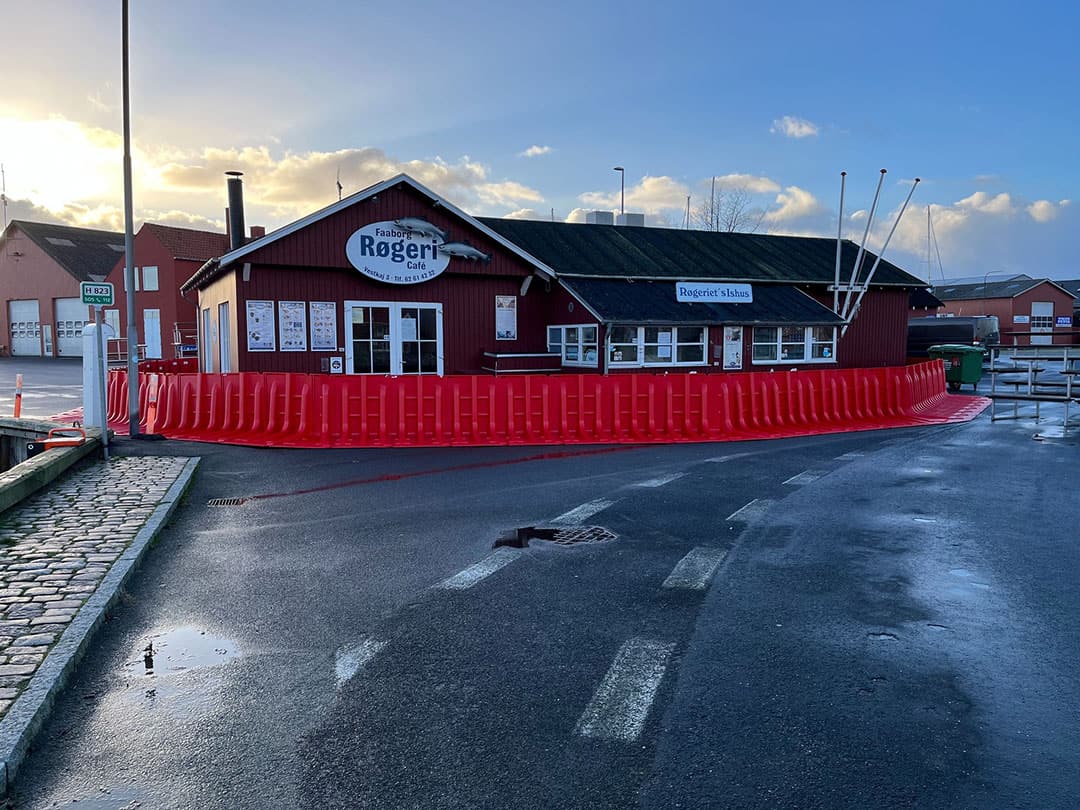 Erhvervsbygning og parkeringsplads sikret mod vandmasser